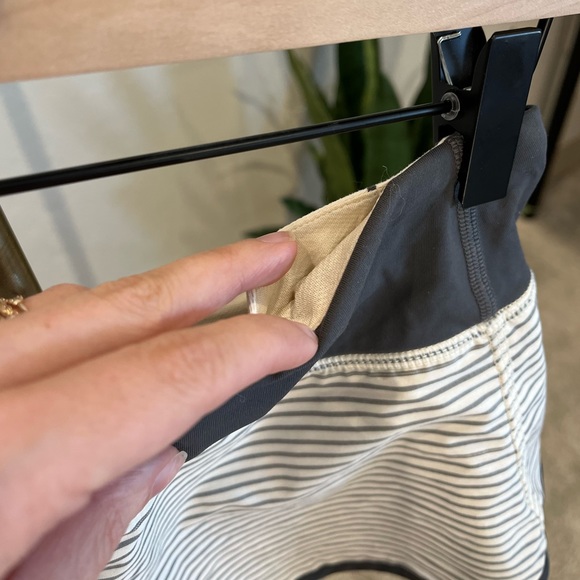 Lululemon Speed Short | Size 4 | Grey/Cream | 2.5” Inseam | GREAT Condition - Picture 5 of 7